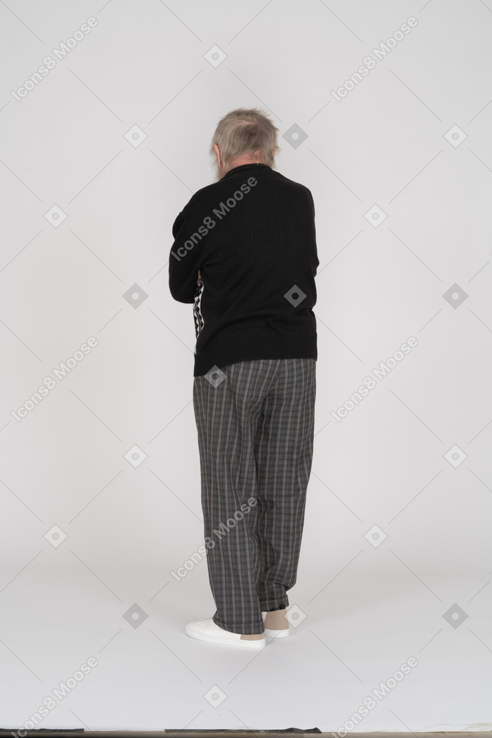 Vista traseira de um velho em pé