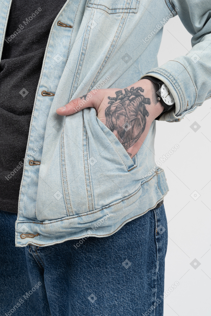 Primo piano della mano tatuata in tasca