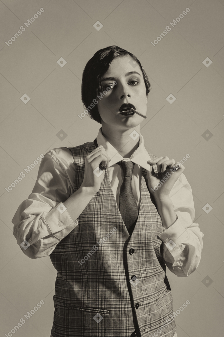 Retrato preto e branco de uma jovem com estilo retrô