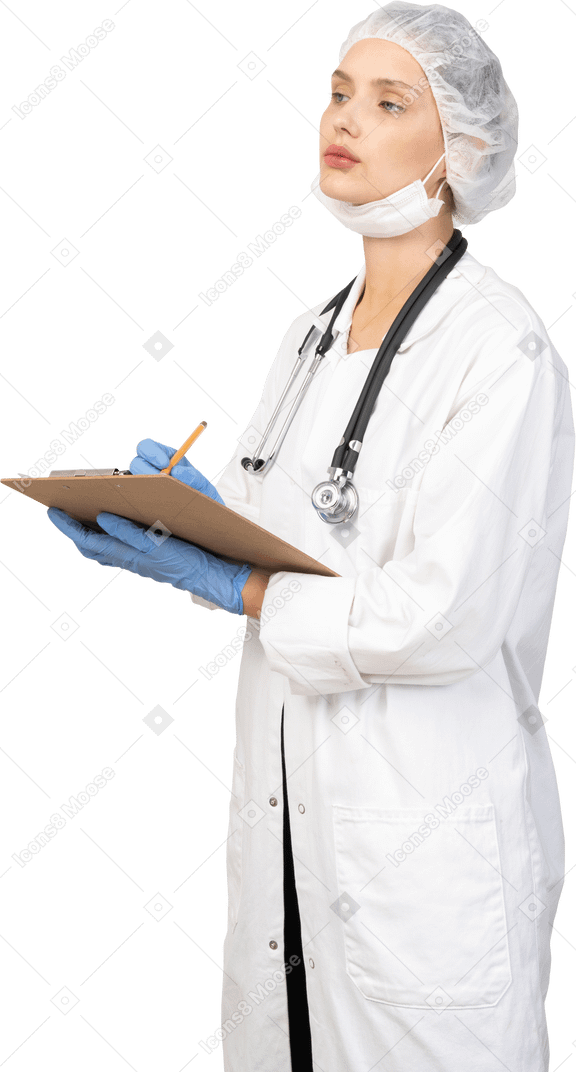 一位年轻女医生在平板电脑上做笔记的四分之三视图