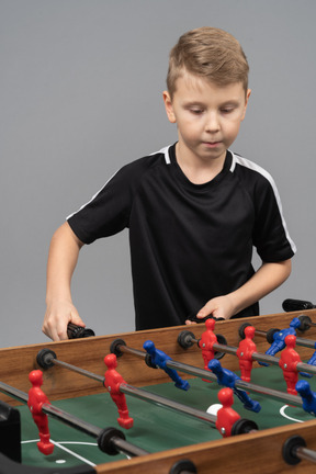 一个男孩玩桌上足球的特写