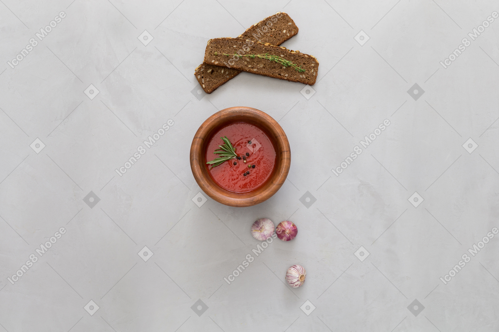 Tomato sauce, snacks and garlic