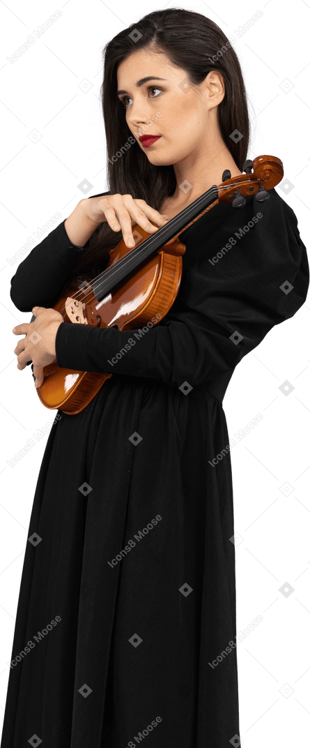 Вид в три четверти молодой леди в черном платье, держащей скрипку