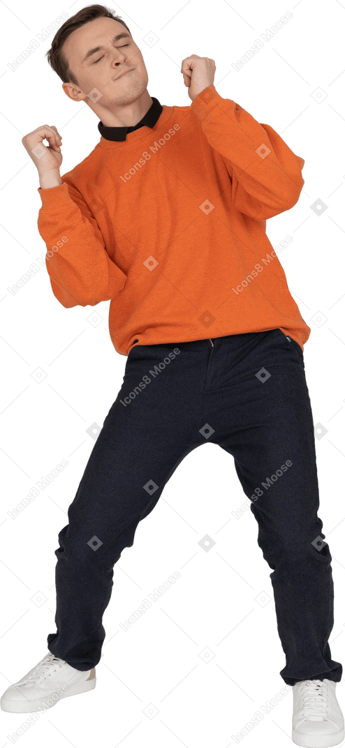 橙色运动衫跳舞的年轻人