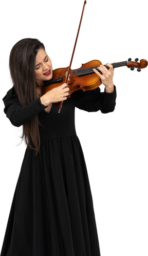 바이올린 연주 검은 드레스에 젊은 감정적 인 아가씨의 근접