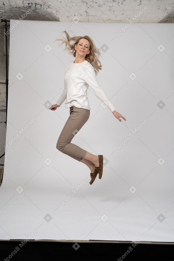 Donna in abiti casual che salta