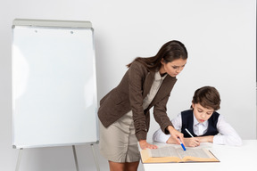 Elle a une attitude sérieuse à son travail