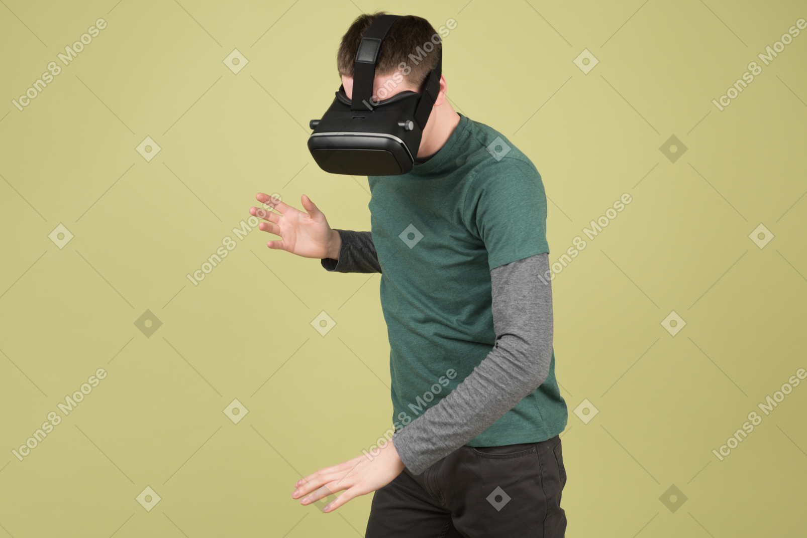 仮想現実ヘッドセットを使用している若い男性