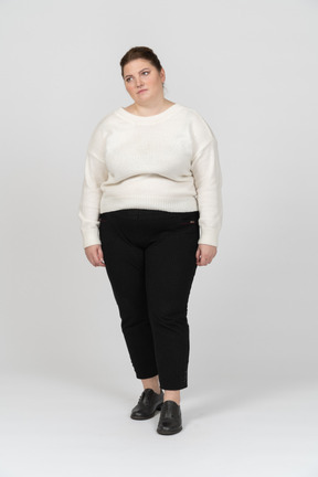 Mujer de talla grande molesta en suéter blanco