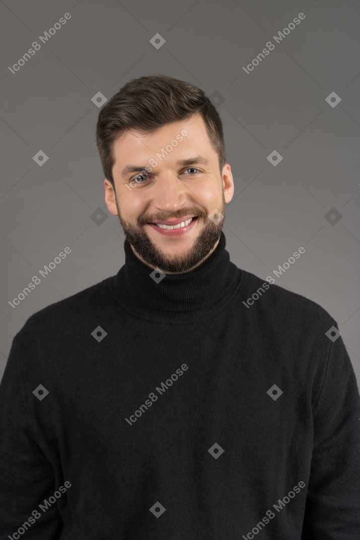 Portrait d'un jeune homme souriant gai