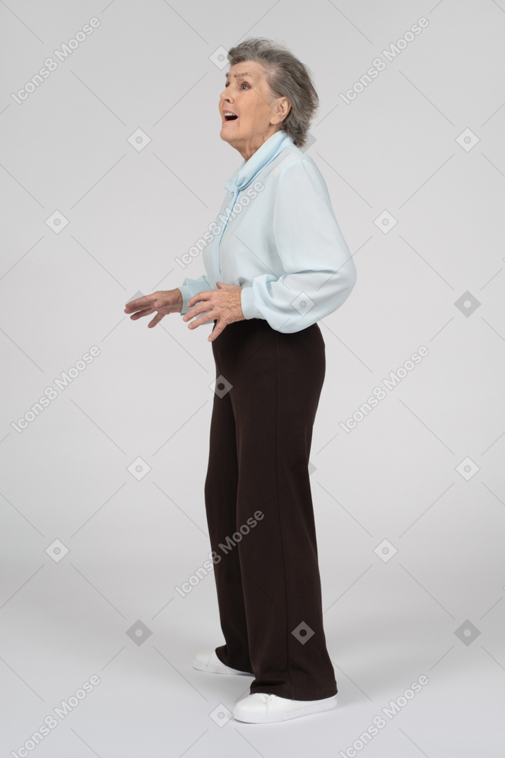 Vue latérale d'une vieille femme regardant nerveusement