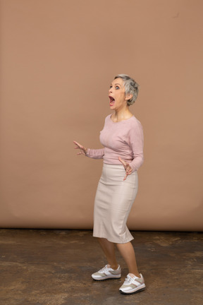 Вид сбоку кричащей женщины в повседневной одежде