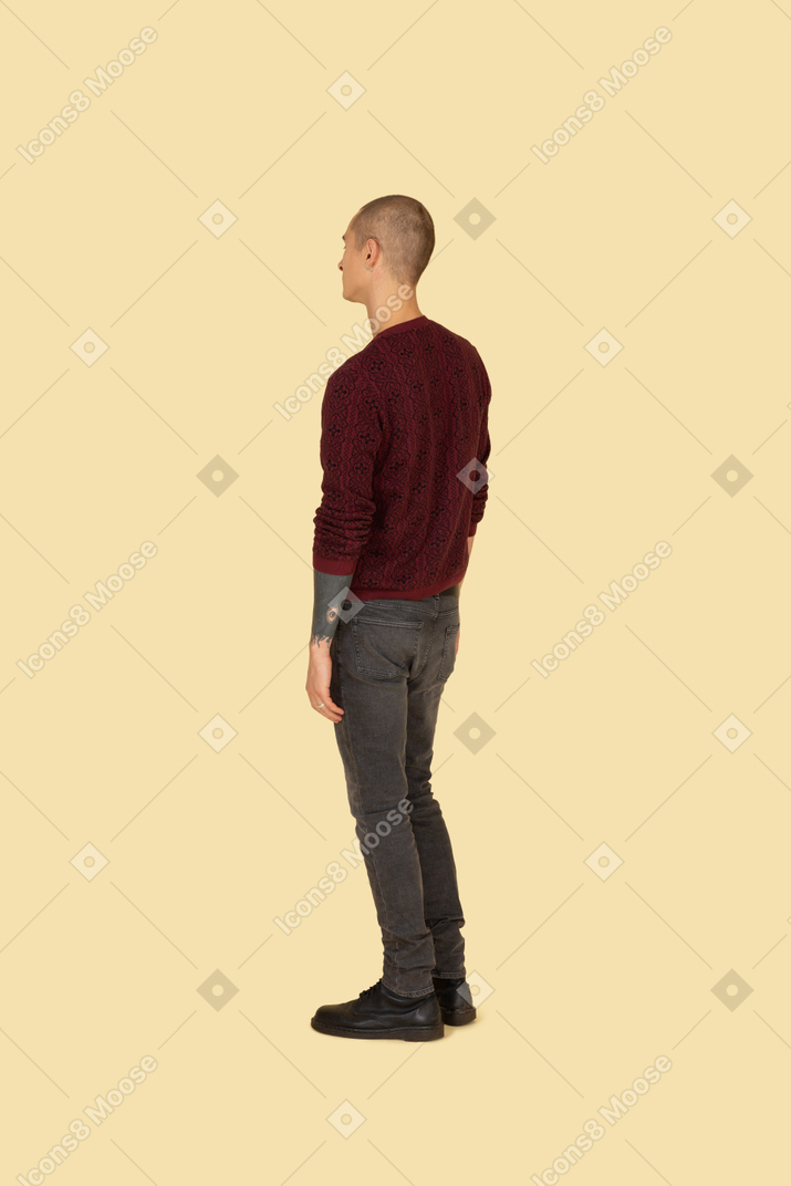 Dreiviertel-rückansicht eines unbekannten mannes in einem roten pullover