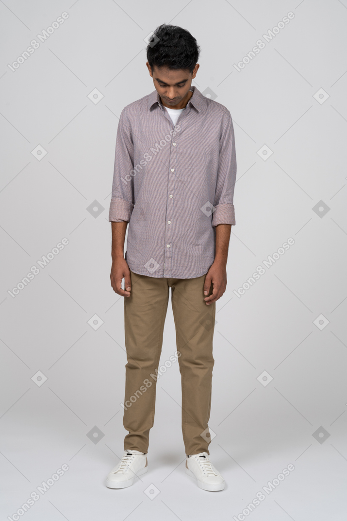 Homem em roupas casuais em pé