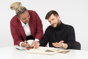 Büroangestellter legt dem manager einen bericht vor