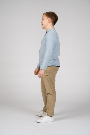 Vista lateral de um menino adorável em roupas casuais