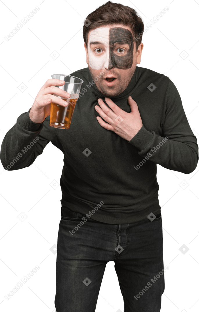 Vista frontal de um fã de futebol masculino surpreso segurando uma cerveja e se inclinando para frente