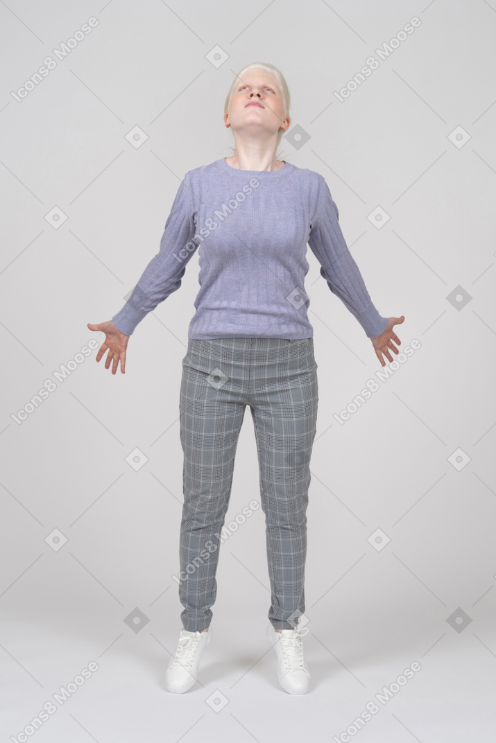 Mujer joven en ropa casual saltando