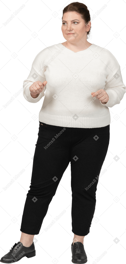 Fiduciosa donna taglie forti in maglione bianco
