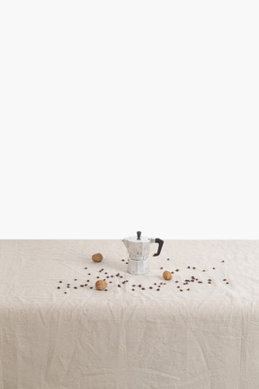 Cafetière et grains de café sur la table