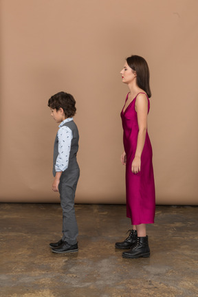 Мальчик и молодая женщина, стоя в профиль