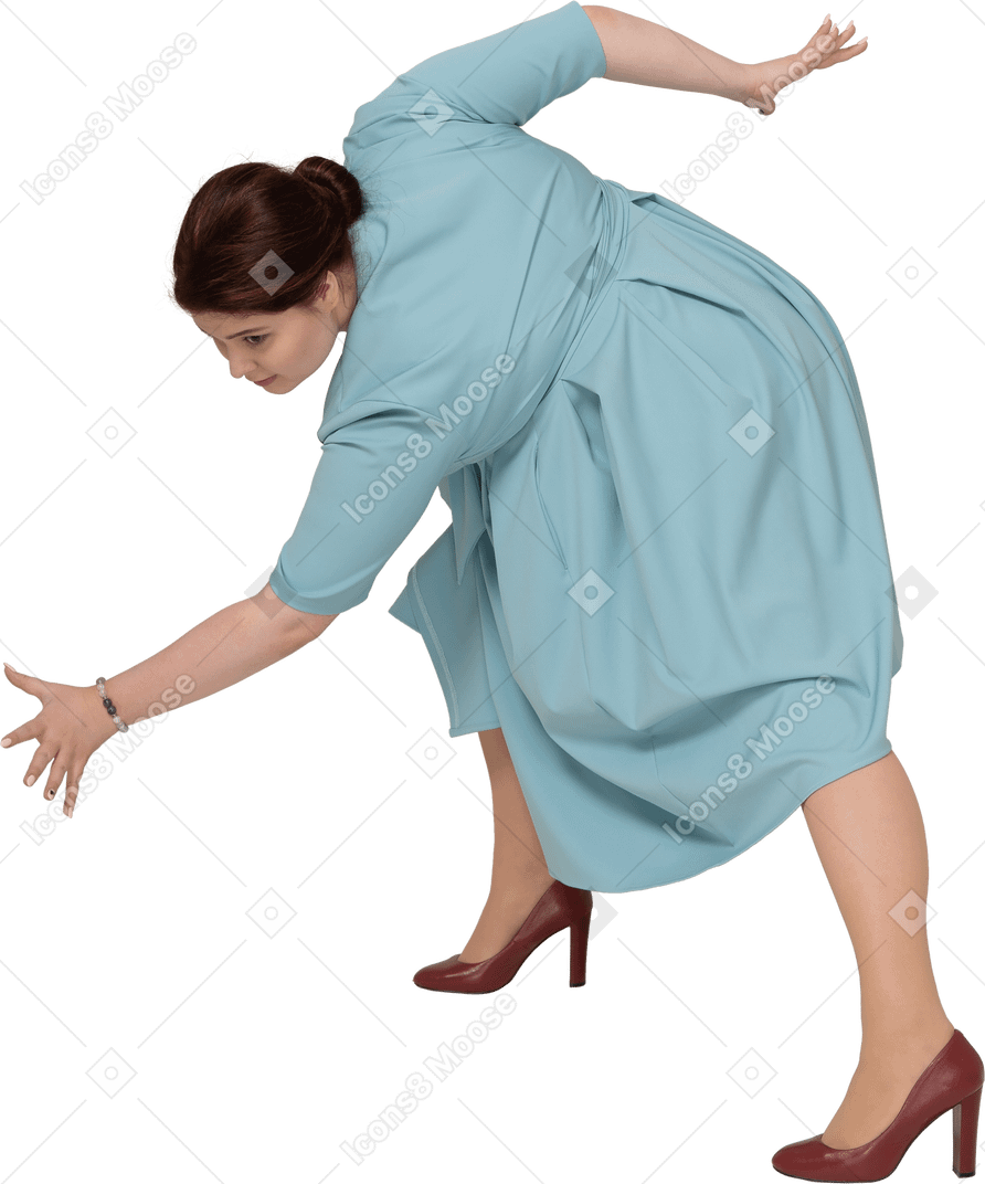 一个穿着蓝色连衣裙的女人弯下腰的侧视图