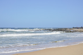 Пляж и морские волны