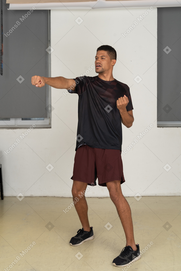 スポーツ服の運動をしている若い男