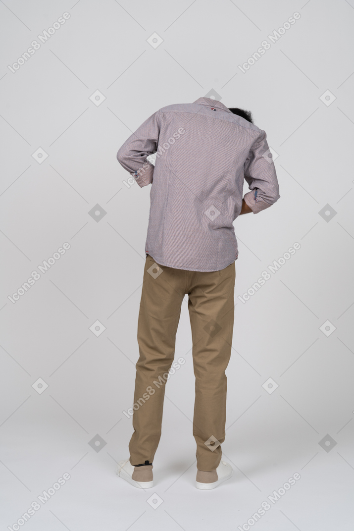 Homem em roupas casuais em pé