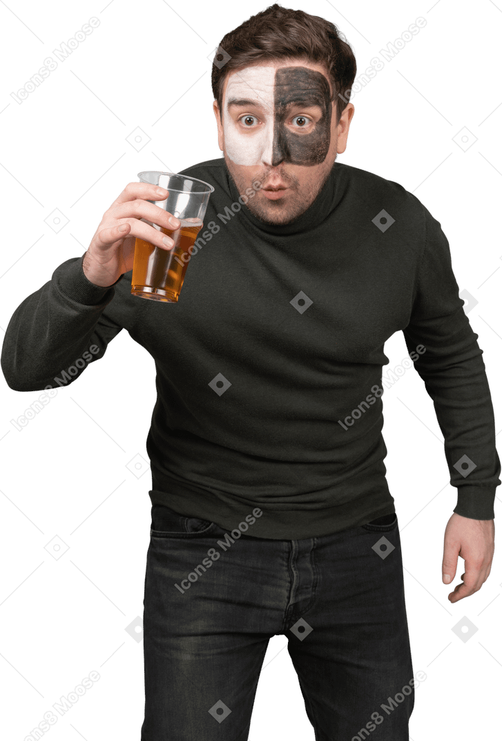 Vue de face d'un fan de football masculin surpris tenant une bière
