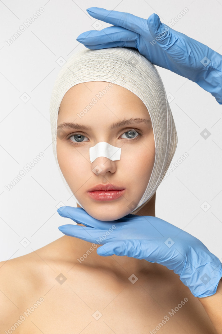 Una donna durante le procedure di bellezza