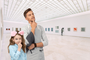 Padre e hija en la galería de arte.