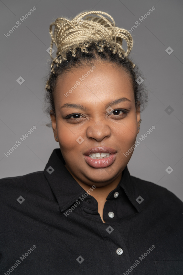 Retrato de uma mulher afro-americana cética