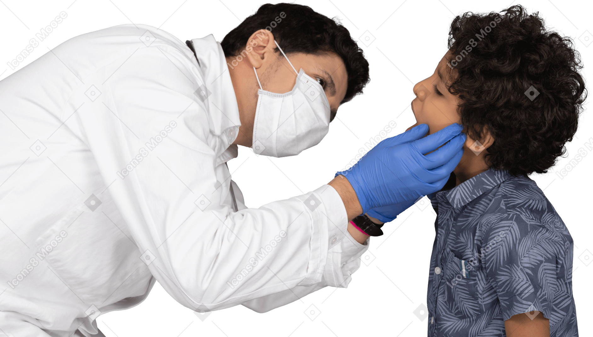 Doctor examinando los dientes del niño