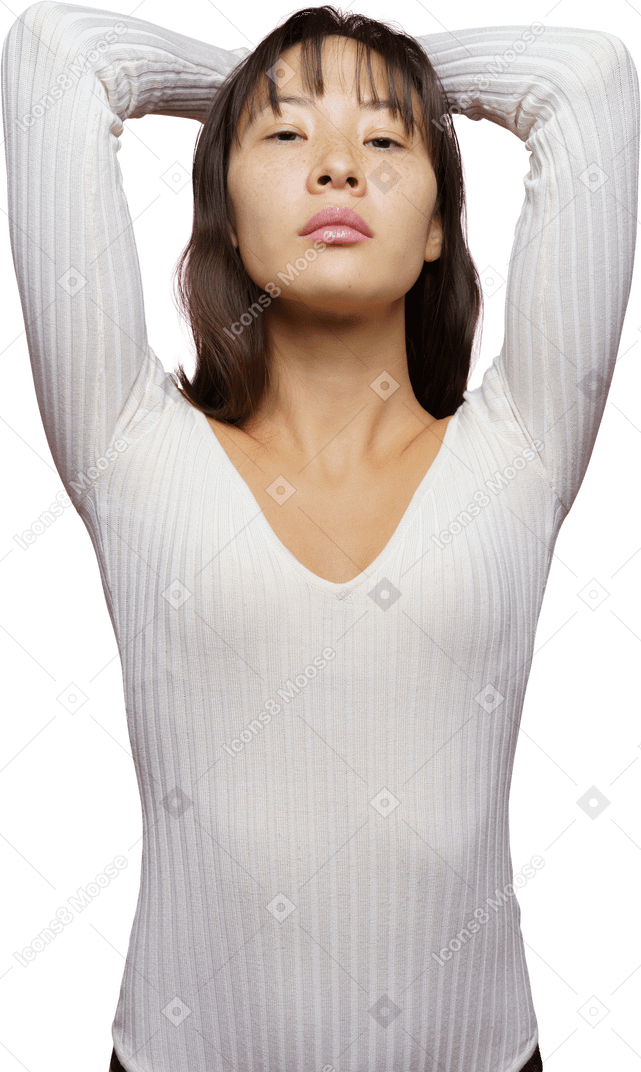 Vista frontal de uma mulher de meia-idade levantando os braços e olhando com confiança para a câmera