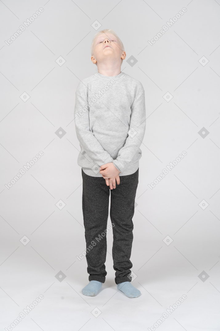 Vue de face d'un garçon enfant fatigué dans des vêtements décontractés
