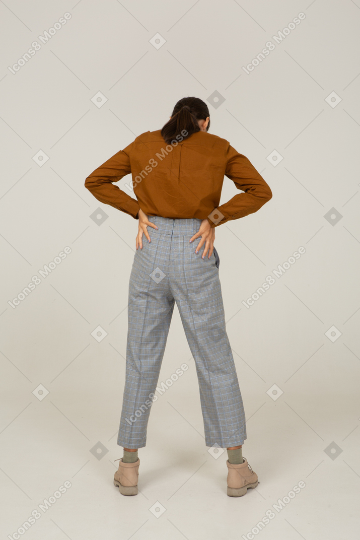 Correa Vendedor comienzo Foto de Vista posterior de una joven mujer asiática en calzones y blusa  poniendo las manos en las caderas