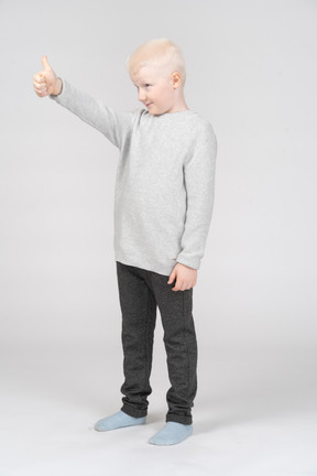 Niño pequeño mostrando el pulgar hacia arriba