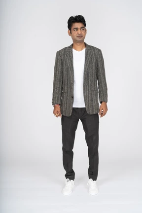 Hombre en traje de pie
