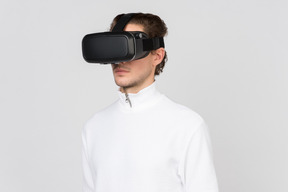 Retrato de un joven con casco de realidad virtual