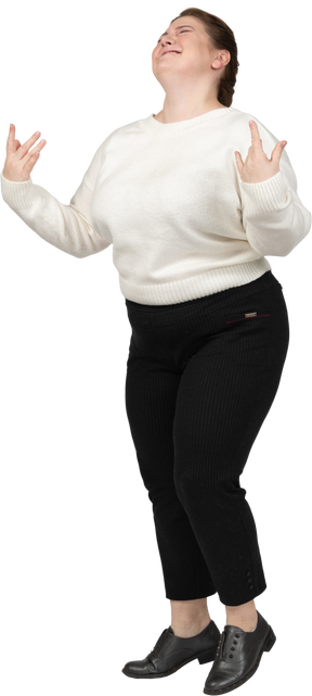 Пухлая женщина в белом свитере танцует