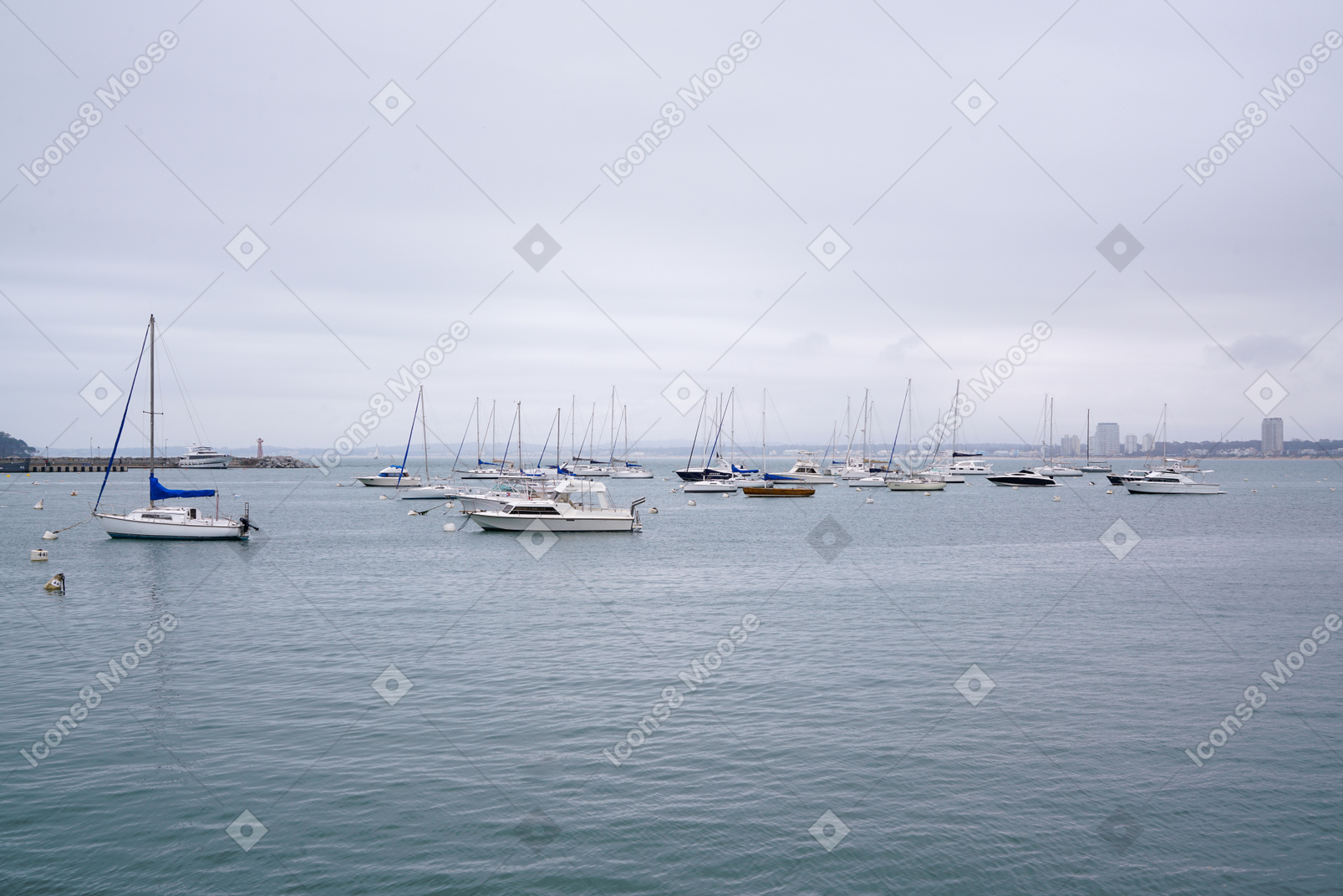 Mar nebuloso e pic navios estacionados