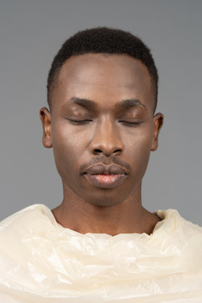 Close-upfront retrato de un varón africano envuelto en plástico