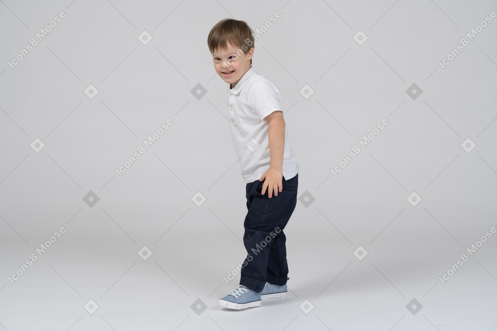 Vista laterale di un ragazzo sorridente in abiti casual