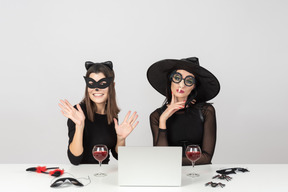 Chat et sorcière halloween couple d'amis