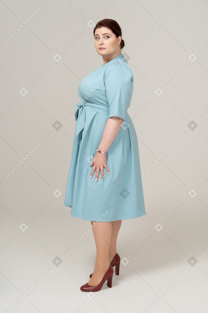 Mujer, en, vestido azul, posición, en, perfil