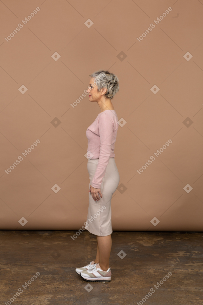 Vista lateral de uma mulher com roupas casuais