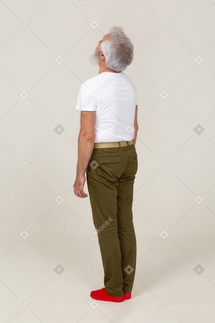 Vista posteriore di un uomo in abiti casual con la testa inclinata
