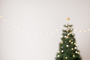Unscharfer weihnachtsbaum, der mit lichterketten geschmückt ist