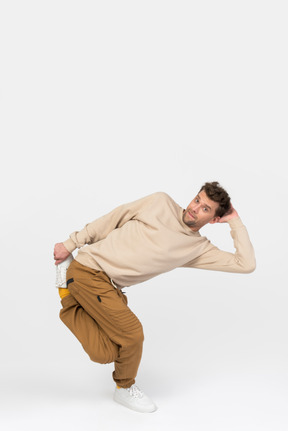 Junger mann in hip-hop-tanz-position